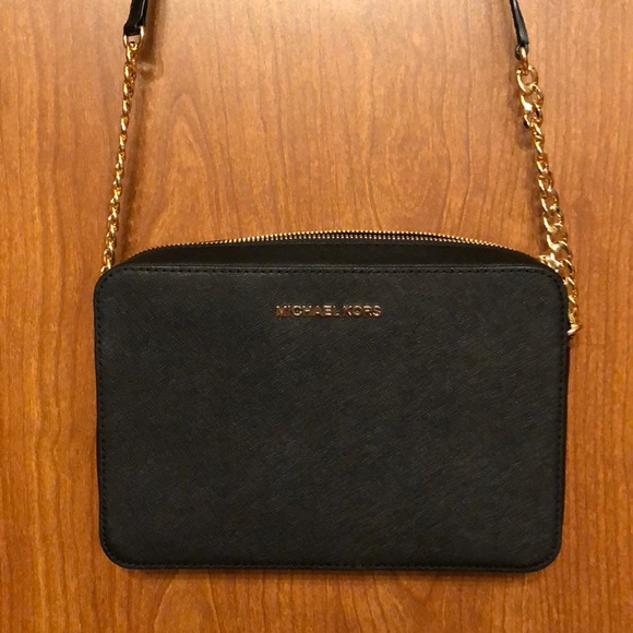 Michael Kors Handbags - NWT Michael Kors jet set travel large crossbody